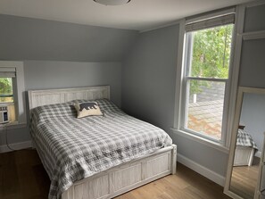 5 bedrooms, travel cot, free WiFi - WaterFront family friendly home on Lake Winnisquam! (Tilton)