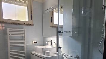 Dusche, Haartrockner, Bidet, Handtücher