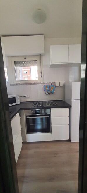 Refrigerador, horno, utensilios de cocina y comedor 