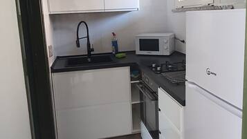 Refrigerador, horno, utensilios de cocina y comedor