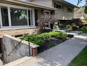 Property grounds - BRAND NEW LOWER LEVEL APARTMENT-CENTRAL TO EVERYTHING (St. Catharines)