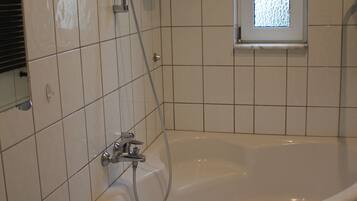 Duschwanne, Handtücher, Seife, Toilettenpapier