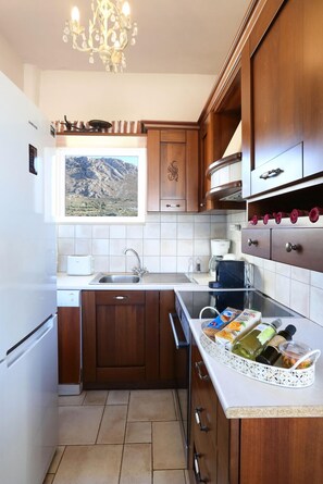 Standard Villa | Private kitchen | Full-size fridge, oven, stovetop, toaster oven - Villa Elaia (Faistos)