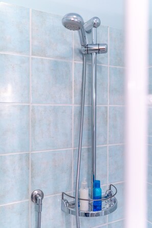 Shower, hair dryer, bidet, towels - Quirino's House Taormina Center (Taormina)