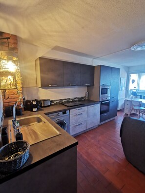 Kühlschrank, Mikrowelle, Ofen, Herdplatte