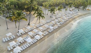 Plage à proximité, chaises longues, serviettes de plage