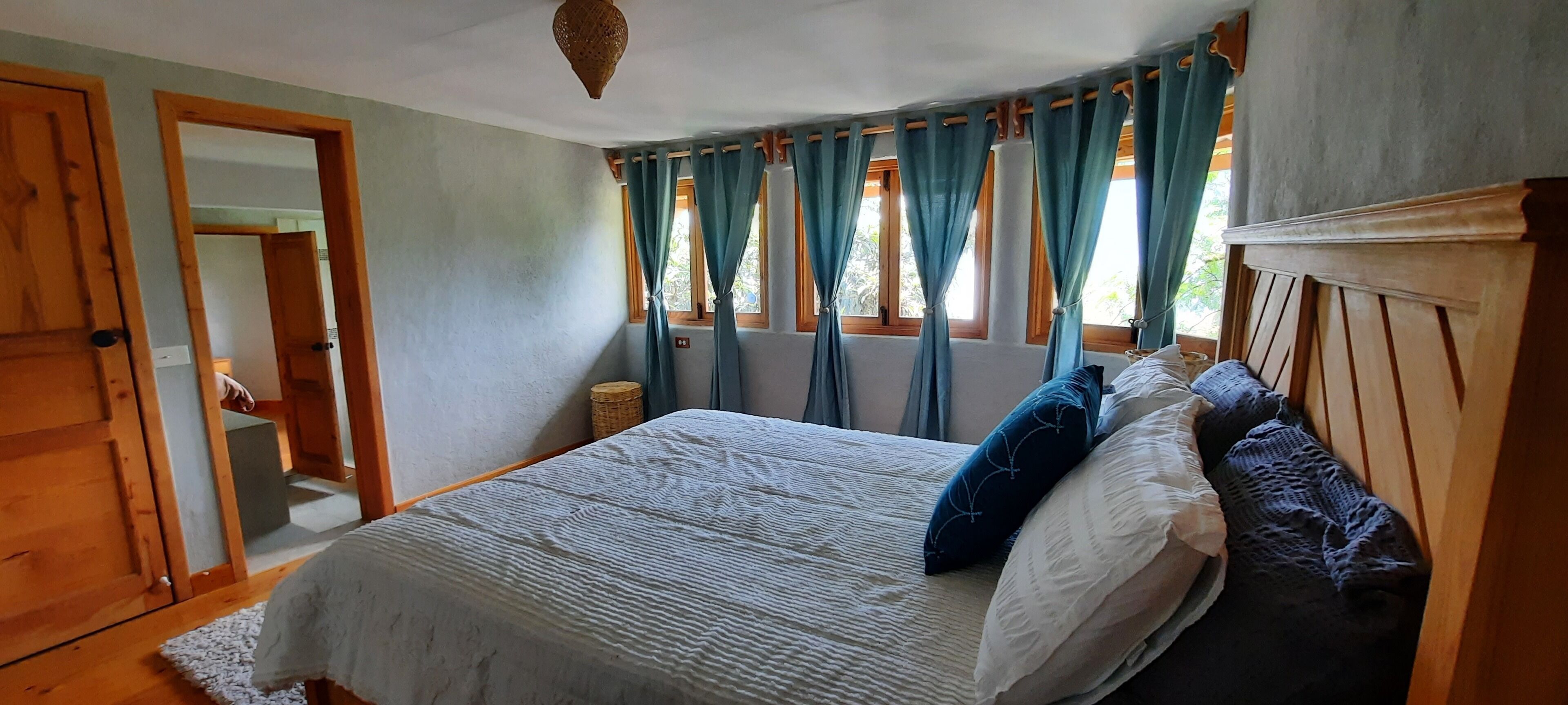 3 bedrooms, desk, iron/ironing board, WiFi (free)