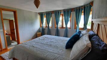 3 bedrooms, desk, iron/ironing board, WiFi (free)