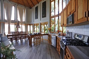 Fridge, microwave, oven, stovetop - Dramatic new home, close to center, STUNNING views! Now with Starlink Internet! (San Marcos La Laguna)