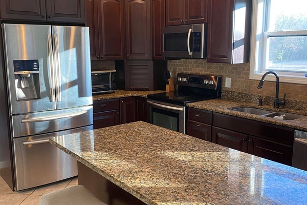 Jääkaappi, mikroaaltouuni, uuni, liesi