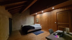 3 Schlafzimmer, Schreibtisch, Bügeleisen/Bügelbrett, WLAN