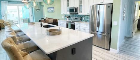 Refrigerador, microondas, horno, placa de cocina
