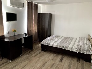 1 bedroom, desk, WiFi