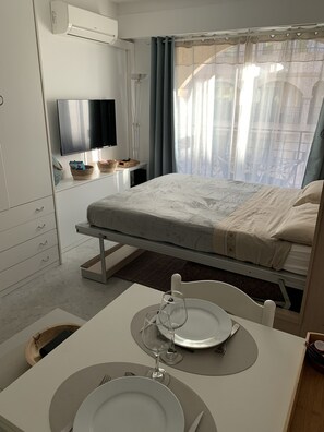 Een strijkplank/strijkijzer, gratis wifi, beddengoed