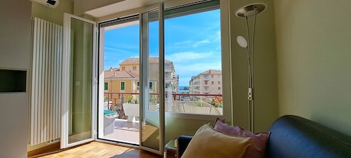 Garibaldi 5: two-room apartment with sea view, bright, central, 2 large terraces