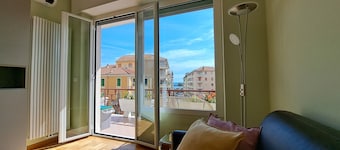 Garibaldi 5: two-room apartment with sea view, bright, central, 2 large terraces