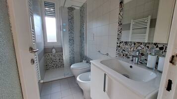 Doccia, asciugacapelli, bidet, asciugamani