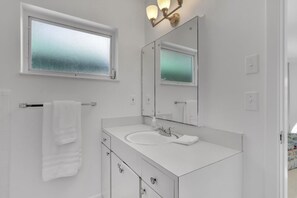 Ensemble douche/baignoire, sèche-cheveux, serviettes fournies, savon