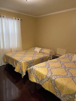 3 habitaciones, escritorio, tabla de planchar con plancha y wifi gratis