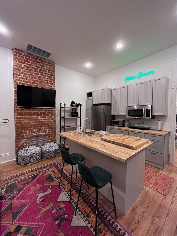 Fridge, microwave, stovetop, dishwasher