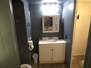 Combined shower/bathtub, towels - Sheppard's Holler: Your WV Adventure Home (lenore)