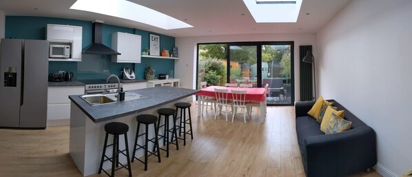 Køleskab, mikrobølgeovn, ovn, kogeplade