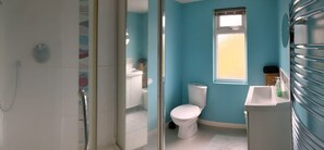 وحدات دش مع أحواض استحمام، مناشف، صابون، ورق حمّام