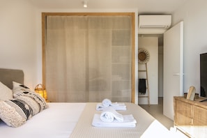 Iron/ironing board, free WiFi, bed sheets
