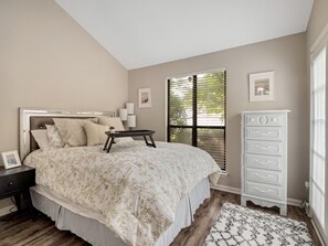 2 bedrooms, iron/ironing board, travel cot, free WiFi - Modern Spacious 2BR w/ King Bed & Private Patio (So CLT) (Charlotte)