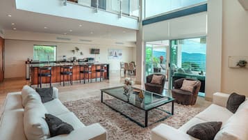 Smart-TV, Videospiele, DVD-Player, Tischtennisplatte