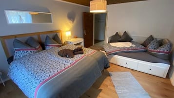 4 chambres, bureau, fer et planche à repasser, lit parapluie