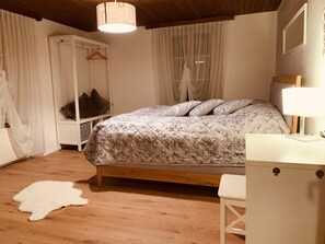 4 Schlafzimmer, Schreibtisch, Bügeleisen/Bügelbrett, Reisekinderbett