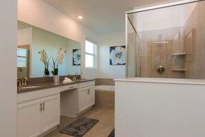 Combined shower/bathtub, hair dryer, towels - Luxurious 6 bedroom villa at Champions Gate (Reunion)