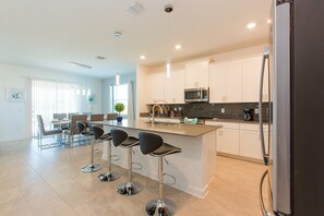 Fridge, microwave, oven, stovetop - Luxurious 6 bedroom villa at Champions Gate (Reunion)