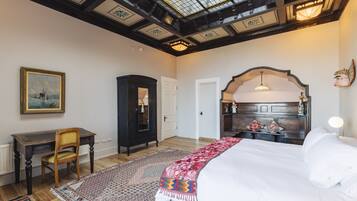 Habitación Deluxe | Ropa de cama de alta calidad, caja fuerte, cortinas opacas