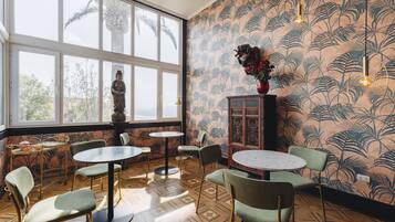 Habitación Premium | Zona de estar | Smart TV de 42 pulgadas con canales por cable, una televisión