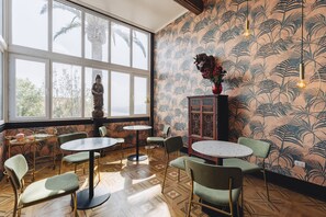 Premium Room | Living area | 42-inch Smart TV with cable channels, TV, books - Casablu Hotel (Valparaiso)