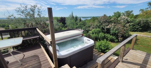 Cozy Sunset Cottage Overlooking Rice Lake
