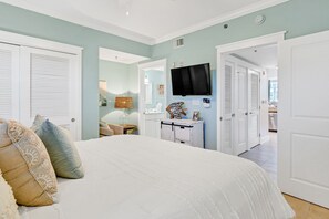 1 habitación, tabla de planchar con plancha y cuna de viaje