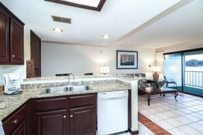 Fridge, microwave, oven, stovetop - ⛱ Scenic Over-The-Water Balcony 3 Mile Lake View☀️ (Willis)