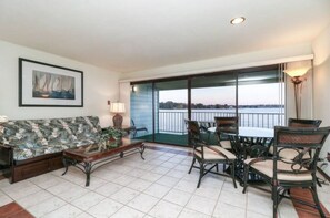 TV, fireplace, DVD player, books - ⛱ Scenic Over-The-Water Balcony 3 Mile Lake View☀️ (Willis)