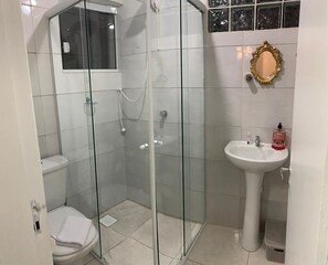 Ducha, secador de pelo, toallas, jabón