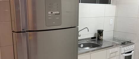 Geladeira, micro-ondas, fogão, cooktop