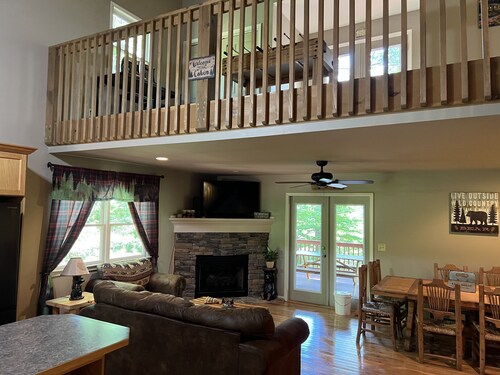 Cozy Coosawatee Cabin on top of Eagle Mountain with hot tub, fire pit and fun!! 