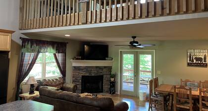 Cozy Coosawatee Cabin on top of Eagle Mountain with hot tub, fire pit and fun!!