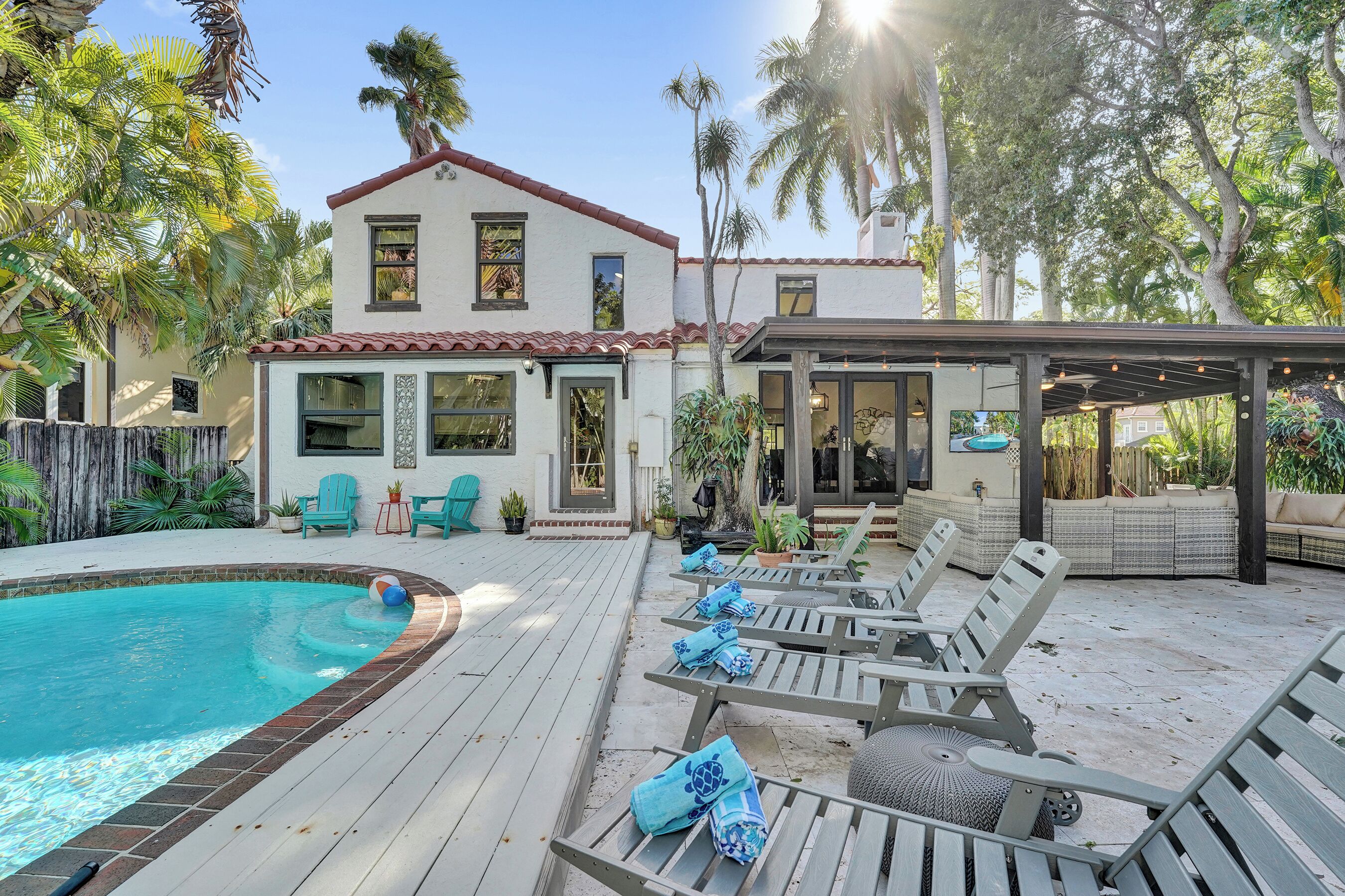 Una piscina al aire libre, una piscina climatizada
