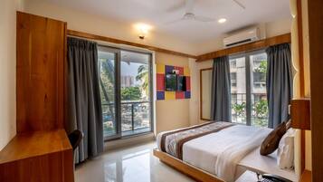 2 Schlafzimmer, Schreibtisch, Bügeleisen/Bügelbrett, Reisekinderbett