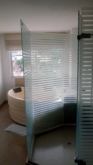 Shower, towels - Aw Hotel Chipichape Urban (Cali)