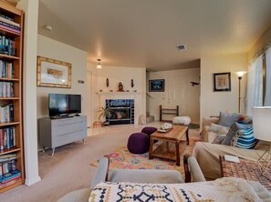 Smart TV, fireplace - Magical Angel House Unit B In Town Retreat with Great Mount Shasta View (Mount Shasta)
