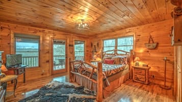 4 bedrooms, desk, WiFi (free), bed sheets